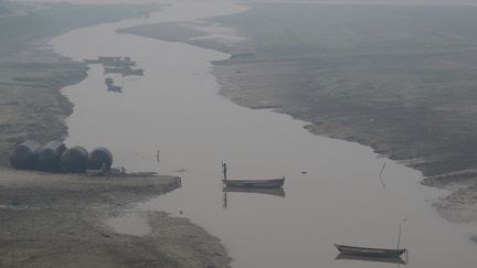 Un batelier traverse le Gange à Allahabad (Inde), le 1er novembe 2016.&nbsp; (RITESH SHUKLA / NURPHOTO / AFP)