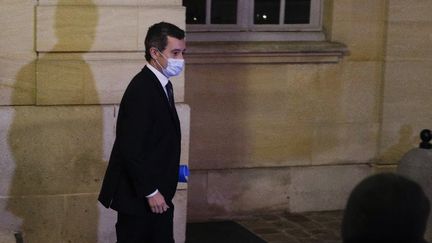 Gérald Darmanin quitte l'hotel Matignon, le 29 novembre 2020. (GEOFFROY VAN DER HASSELT / AFP)