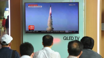 Des personnes regardent le nouveau tir de missile nord-coréen à Séoul (Corée du Sud), lundi 22 mai. (JUNG YEON-JE / AFP)