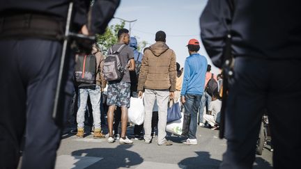 Un campement de migrants à la porte de La Chapelle, à Paris, évacué en juillet 2017 (ARNAUD DUMONTIER / MAXPPP)