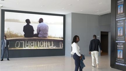 Des visiteurs lors de la présentation du film Tirailleurs par le producteur et acteur Omar Sy et le réalisateur Mathieu Vadepied à Dakar le 20 décembre 2022. (SEYLLOU / AFP)