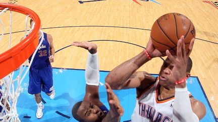 Russell Westbrook shoote pour Oklahoma City (LAYNE MURDOCH / NBAE / GETTY IMAGES)