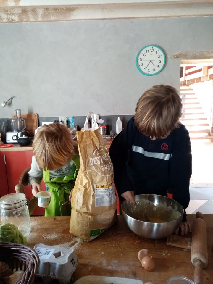 Les enfants de Marie préparent un gâteau au yaourt, dans leur maison de Gironde, le 20 mars 2020.&nbsp; (MARIE / FRANCEINFO)