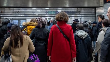 Des usagers du réseau RATP attendent devant l'entrée du métro 4, en pleine grève contre la réforme des retraites, à Paris le 9 décembre 2019. (SAMUEL BOIVIN / NURPHOTO / AFP)