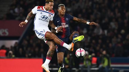 Duel entre Depay et Kimpembé (ANNE-CHRISTINE POUJOULAT / AFP)