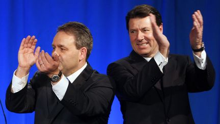 Xavier Bertrand et Christian Estrosi lors de la présentation des vœux de l'UMP à Nice (Alpes-Maritimes), le 17 janvier 2010. (VALERY HACHE / AFP)