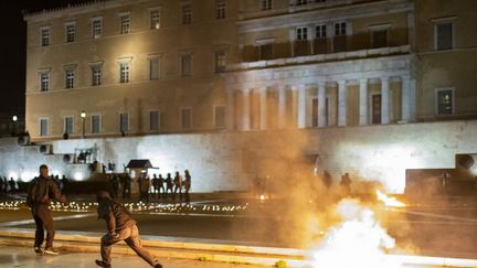 Des heurts ont opposé des manifestants à la police, le 3 mars 2023, devant le Parlement, à Athènes (Grèce). (SOCRATES BALTAGIANNIS / ANADOLU AGENCY / AFP)