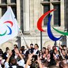 Alexis Hanquinquant et toute la délégation tricolore des Jeux paralympiques de Tokyo réunie sur le parvis de l'Hôtel de Ville de Paris pour célébrer le passage de témoin en vue des Jeux 2024, le 6 septembre 2021. (VICTOR JOLY / DDPI / AFP)