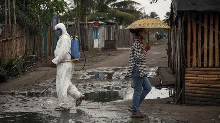 Un homme désinfecte les rues de Toamasina, la&nbsp;grande ville portuaire de l'Est de Madagascar, le 4 juin 2020.
 (RIJASOLO / AFP)