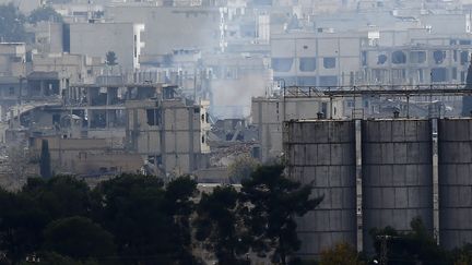 Les jihadistes de l'Etat islamique ont lanc&eacute; mi-septembre 2014 une offensive sur Kobani, ville syrienne situ&eacute;e &agrave; la fronti&egrave;re avec la Turquie. (OSMAN ORSAL / REUTERS)