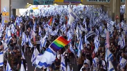 Mardi 11 juillet, des milliers d'Israéliens sont descendus dans les rues pour dénoncer une atteinte à la démocratie. En cause, une mesure judiciaire controversée votée par le Parlement. (FRANCEINFO)