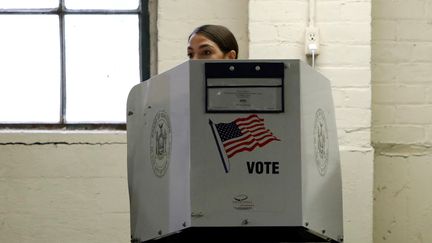 La candidate démocrate de la 14e circonscription de New York (Etats-Unis), Alexandria Ocasio-Cortez, vote dans un bureau du Bronx, le 6 novembre 2018. Elle a été élue avec 76,8% des voix, et devient ainsi la plus jeune femme jamais élue au Congrès américain.&nbsp; (ANDREW KELLY / REUTERS)