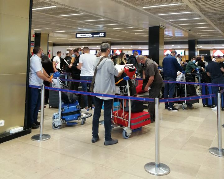 La&nbsp;file d'attente pour l'enregistrement aux comptoirs d'Air Algérie, à l'aéroport d'Orly à Paris, le 1er juin 2021. (MORGANE GUIOMARD / RADIO FRANCE)