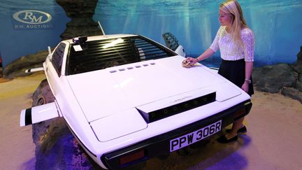 La Lotus Esprit, voiture sous-marine conduite par James Bond en 1977, dans "L'espion qui m'aimait", le 9 septembre 2013 &agrave; Londres (Royaume-Uni). (SEAN DEMPSEY / AP / SIPA)