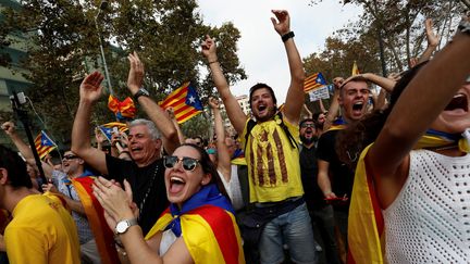 Espagne : la Catalogne déclare son indépendance, l'Etat lui retire son autonomie