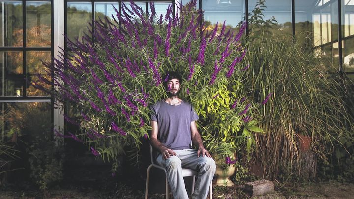 Francesco, jardinier. Jardins du Musée International de la Parfumerie, Mouans-Sartoux. Novembre 2020. (© Célia Pernot)