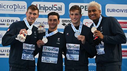 De gauche à droite :&nbsp;Maxime Grousset, Clément Secchi, Antoine Viquerat et Yohann Ndoye Brouard&nbsp;médaillés d'argent&nbsp;du 4x100 m 4 nages masculin, le 17 août 2022, lors des Championnats d'Europe de natation à Rome. (ALBERTO PIZZOLI / AFP)