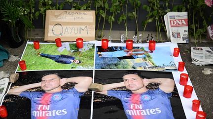 Des photos, des bougies et des fleurs déposées en hommage à Abdul Qayyum Ahmadzai, tué à Colmar (Haut-Rhin), le 17 août 2022. (FREDERICK FLORIN / AFP)