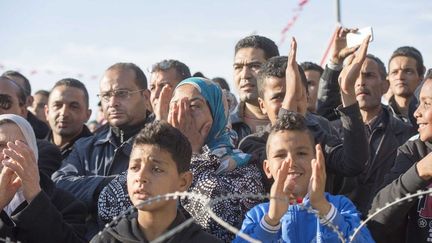 Des Tunisiens applaudissent les forces de s&eacute;curit&eacute; qui &eacute;vacuent les touristes du mus&eacute;e du Bardo, &agrave; Tunis, mercredi 18 mars 2015. ( ANADOLU AGENCY / AFP)