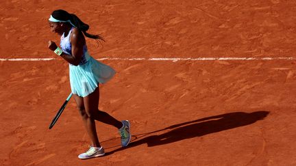 L'Américaine Coco Gauff&nbsp;célèbre un point gagné&nbsp;lors de sa demi-finale de Roland-Garros face à l'Italienne Martina Trevisan, le 2 juin 2022. (THOMAS SAMSON / AFP)