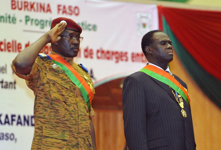 Le pr&eacute;sident Michel Kafando (D) et le Premier ministre Isaac Zida (G), le 21 novembre 2014, &agrave; Ouagadougou (Burkina Faso). (SIA KAMBOU / AFP)