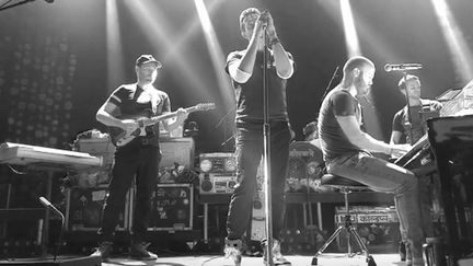 Coldplay reprend "Imagine" en hommage aux victimes des attentats parisien au Belasco Theatre de Los Angeles 13 nov 2015.
 (saisie écran)