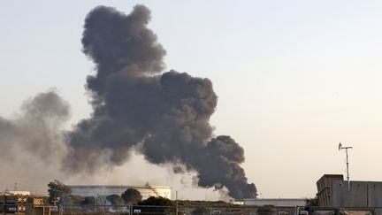 De la fumée s'échappe d'un entrepôt de pétrole dans la ville d'Ashkelon, dans le sud d'Israël, le 11 mai 2021. (JACK GUEZ / AFP)