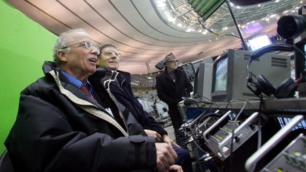 Thierry Roland et Jean-Michel Larqu&eacute;&nbsp;le 17 novembre 2004 au Stade de France &agrave; Saint-Denis, pour le match amical France-Pologne. (FRANCK FIFE / AFP)