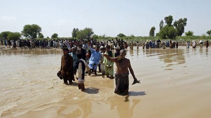 Des victimes des inondations&nbsp;font la queue pour recevoir de l'aide humanitaire, dans le district de Ghotki au Sindh, le 7 septembre 2022. (FAREED KHAN / AP / SIPA)