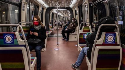 Des usagers dans une rame de métro, le 11 mai 2020 à Paris. (MARTIN BUREAU / AFP)