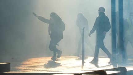 Des heurts éclatent en fin de manifestation entre des casseurs et les forces de l'ordre lors de la manifestation régionale des "gilets jaunes" dans le centre ville d'Angers, le 19 janvier 2019. (FRANCK DUBRAY / MAXPPP)