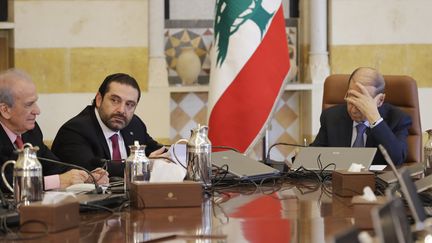 Le Premier ministre libanais, Saad Hariri (à gauche), et le président Michel Aoun (à droite), le 5 décembre 2017 à Baabda (Liban). (JOSEPH EID / AFP)