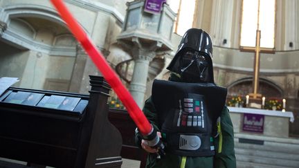 Une église protestante luthérienne de Berlin a célébré dimanche 20 décembre le culte dominical sur le thème de "Star Wars", avec deux pasteurs brandissant des sabres laser et des fidèles déguisés en héros de la saga galactique.