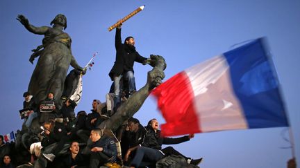 Apr&egrave;s la dispersion du cort&egrave;ge, de nombreux participants sont rest&eacute;s sur diff&eacute;rentes places parisiennes, comme ici, place de la Nation, o&ugrave; a &eacute;t&eacute; prise cette photo vite baptis&eacute;e "Le crayon guidant le peuple" sur les r&eacute;seaux sociaux, le 11 janvier 2015. ( STEPHANE MAHE / REUTERS)