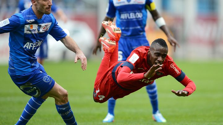 Le Parisien Blaise Matuidi est mis au sol lors du match de son &eacute;quipe face &agrave; Troyes, le 13 avril 2013.&nbsp; (FRANCK FIFE / AFP)