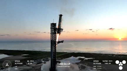 SpaceX est parvenu dimanche 13 octobre à rattraper le premier étage de sa mégafusée Starship pendant un vol d'essai. (HANDOUT / SPACEX)