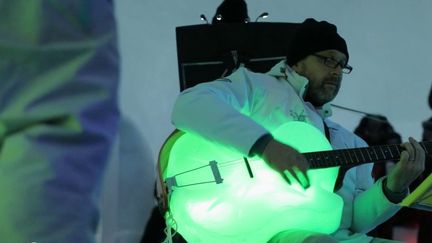 Dans les Alpes italiennes, des concerts de musique sont organisés dans un igloo avec des instruments étonnants. (France 2)