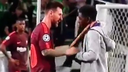 Un spectateur a réussi à tromper la sécurité du Sporting pour rejoindre sur le terrain Lionel Messi