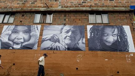 L&#039;une des façades servant à l&#039;exposition &quot;Héros sans frontières&quot; (30/01/2012)
 (Raul Arboleda / AFP)