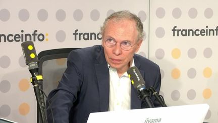 Pr. Michel Lejoyeux, chef des services de psychiatrie et d’addictologie des hôpitaux Bichat et Maison Blanche, était vendredi 9 juin le Grand témoin de franceinfo. Il répondait aux questions de Lorrain Sénéchal. (FRANCEINFO / RADIO FRANCE)