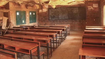 Une salle de classe de l'école de Kuriga, au Nigeria, photographiée vide, après l'enlèvement de plus de 200 élèves le 7 mars 2024. (HAIDAR UMAR / AFP)