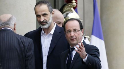 Fran&ccedil;ois Hollande et&nbsp;Ahmed Moaz al-Khatib, le chef de la nouvelle Coalition de l'opposition syrienne, le 17 novembre 2012 &agrave; l'Elys&eacute;e. (KENZO TRIBOUILLARD / AFP)