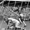 L'attaquant brésilien Pelé marque un but, sous les couleurs du New York Cosmos, face aux Tampa Bay Rowdies, au Giants Stadium (New Jersey, Etats-Unis), le 19 juin 1977. (DIAMOND IMAGES / DIAMOND IMAGES)