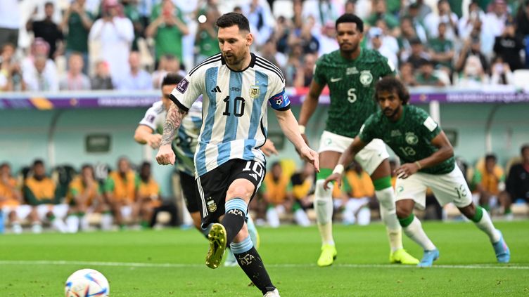 Lionel Messi scores his first goal at the 2022 World Cup against Saudi Arabia on November 22, 2022. (KEN SATOMI / YOMIURI)