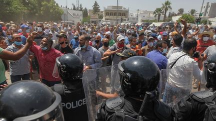 Des manifestations ont éclaté à Tunis (Tunisie), le 26 juillet 2021 après&nbsp;la suspension des activités du Parlement et le limogeage du Premier ministre par le président Kais Saied. (CHEDLY BEN IBRAHIM / NURPHOTO / AFP)