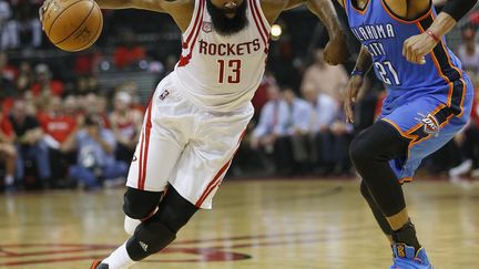 James Harden déborde Andre Robertson (BOB LEVEY / GETTY IMAGES NORTH AMERICA)