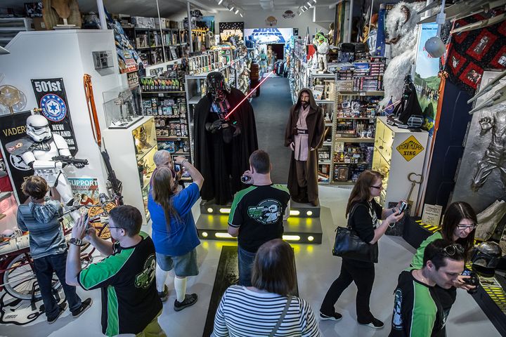 &nbsp; (Des fans du monde entier viennent visiter le Rancho Obi-Wan au nord de San Francisco. © Radio France / Matthieu Mondoloni)