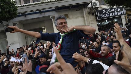 Rachid Nekkaz, le 23 février 2019, dans les rues d'Alger.&nbsp; (RYAD KRAMDI / AFP)