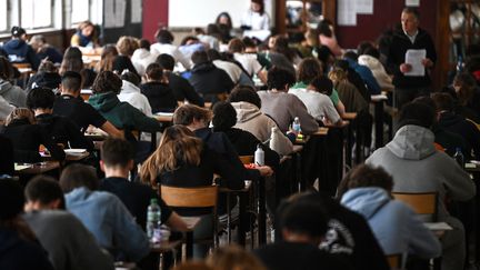 Des élèves planchent sur une épreuve de spécialité du baccalauréat, le 20 mars 2023 à Paris. (CHRISTOPHE ARCHAMBAULT / AFP)