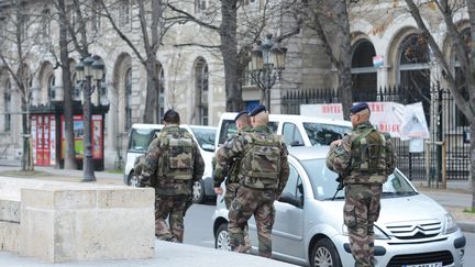 Des militaires patrouillent près de la cathédrale Notre-Dame-de-Paris, le 13 décembre 2015. (WINFRIED ROTHERMEL / PICTURE ALLIANCE / AFP)